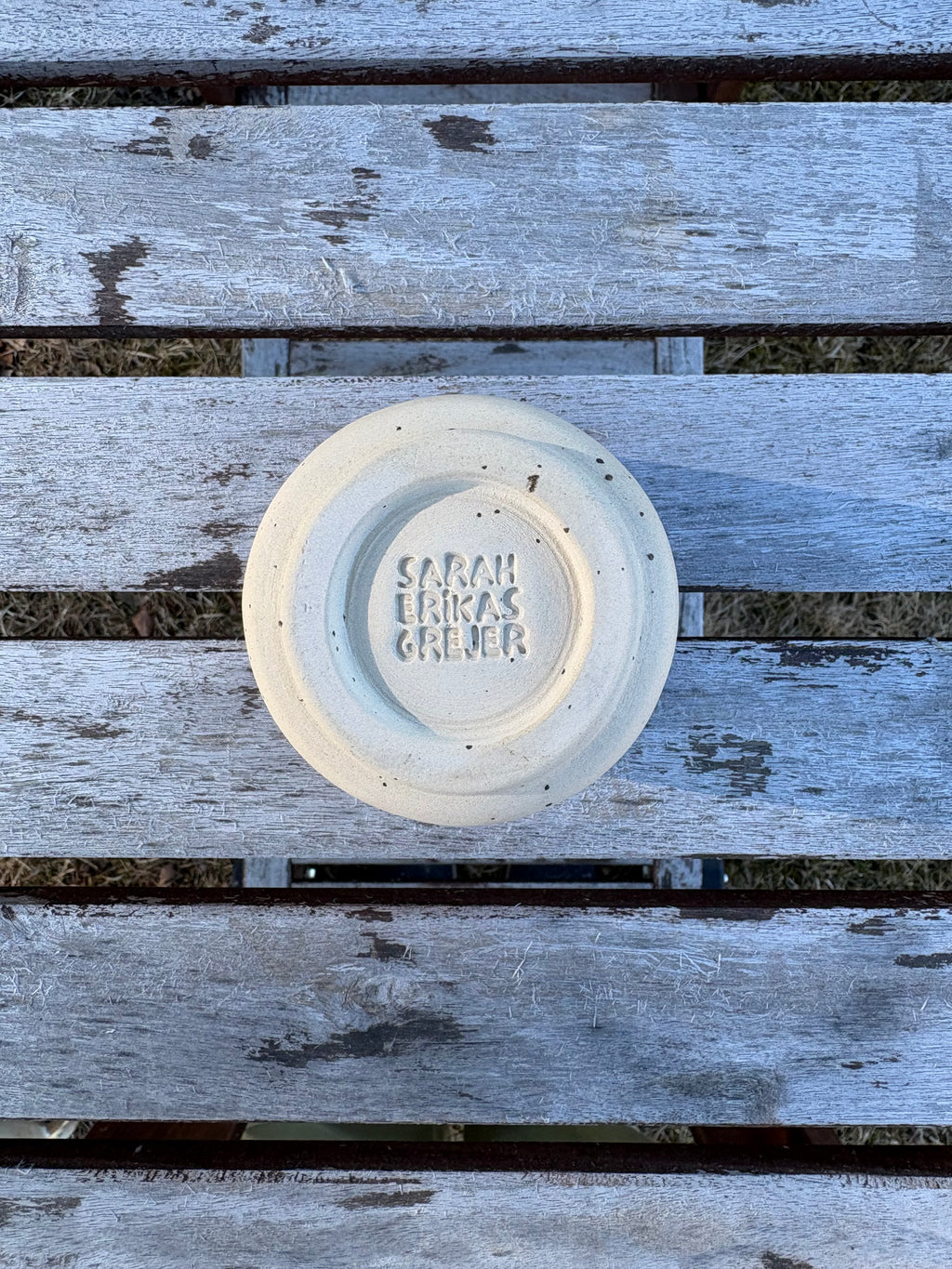 Ensamvarg, kopp med fot